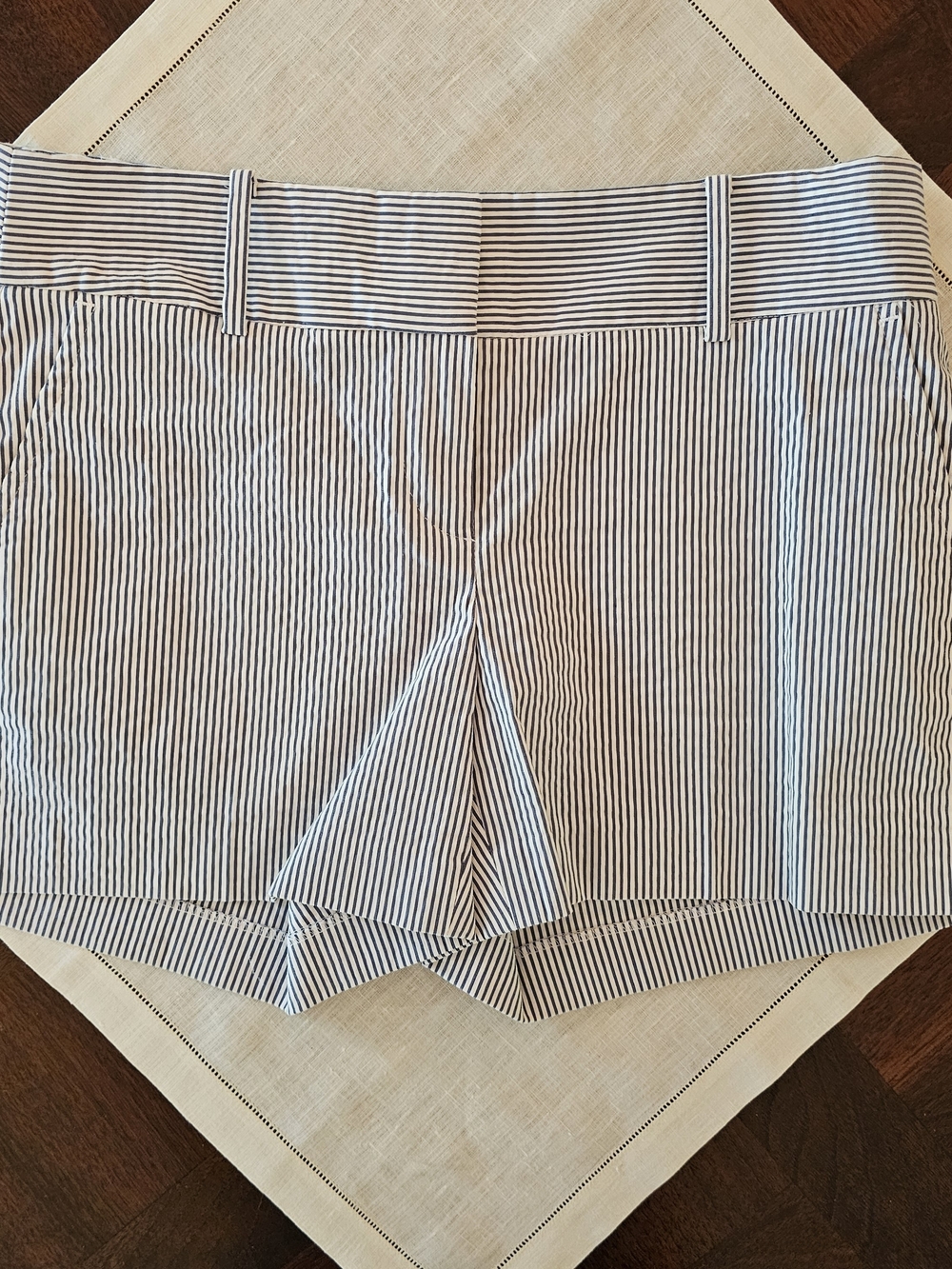 Ann Taylor Petite Seersucker Shorts Blue White Striped 4P Flat Front NWOT